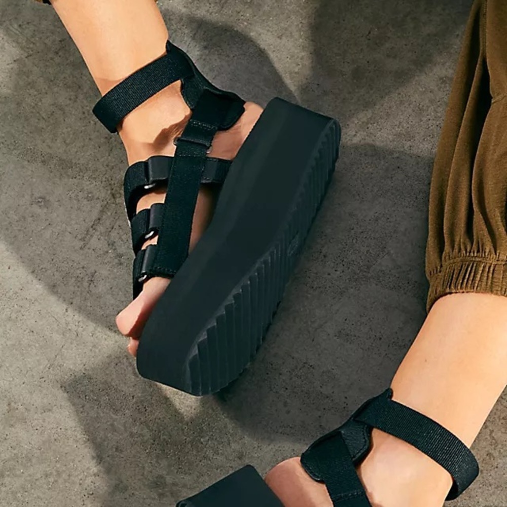 Teva Mevia NWT Flatform Sandals